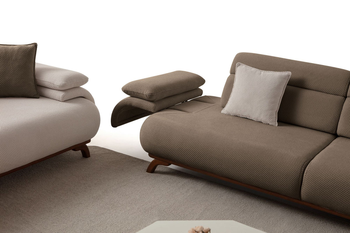 Braunes 3-Sitzer Sofa Bonjo von Hanah Home in Erdton, Bezugsstoff aus Polyester mit Tuna-Struktur, Holzbeine, 246 cm breit und 97 cm tief.