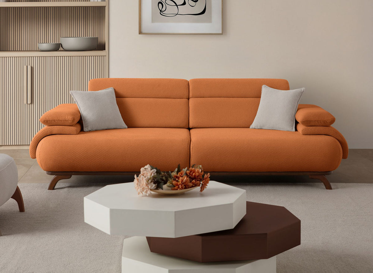 Ziegelrotes 3-Sitzer Sofa Bonjo mit Polyesterbezug in Tuna-Struktur, Holzbeinen und Rückenkissen, Gestell aus Hainbuche und Spanplatte.