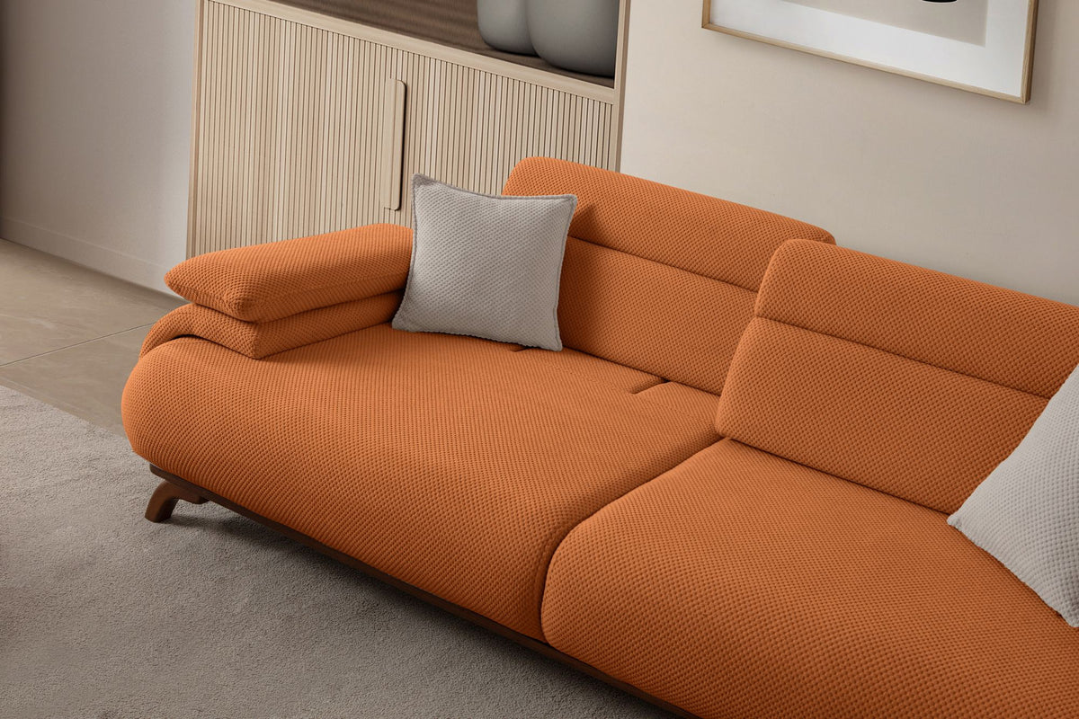 Ziegelrotes 3-Sitzer Sofa Bonjo mit Polyesterbezug in Tuna-Struktur, Holzbeinen und Rückenkissen, Gestell aus Hainbuche und Spanplatte.