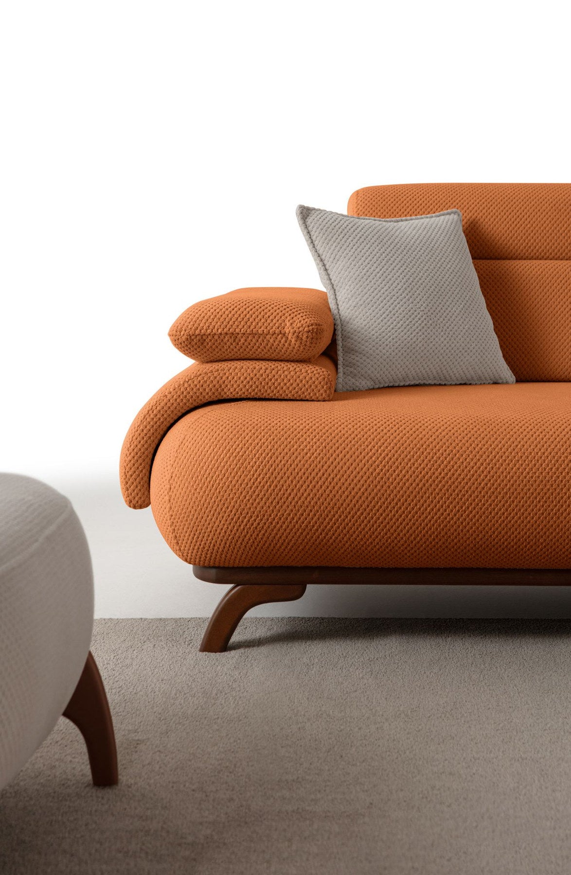 Ziegelrotes 3-Sitzer Sofa Bonjo mit Polyesterbezug in Tuna-Struktur, Holzbeinen und Rückenkissen, Gestell aus Hainbuche und Spanplatte.