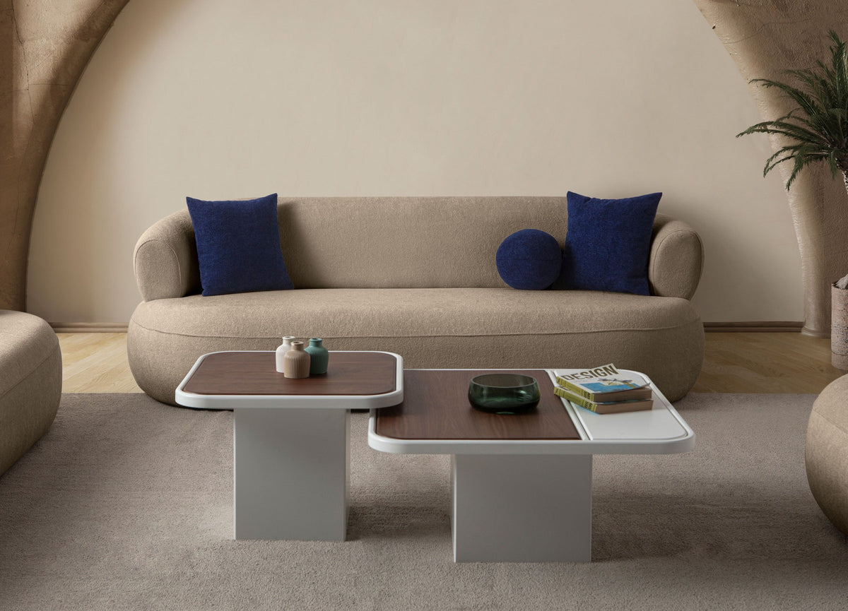 Foto eines 3-Sitzer Sofas in Mink mit Boucle-Stoffbezug, Kunststoffbeinen und zwei Kissen, Gestell aus Hainbuche und Spanplatte.