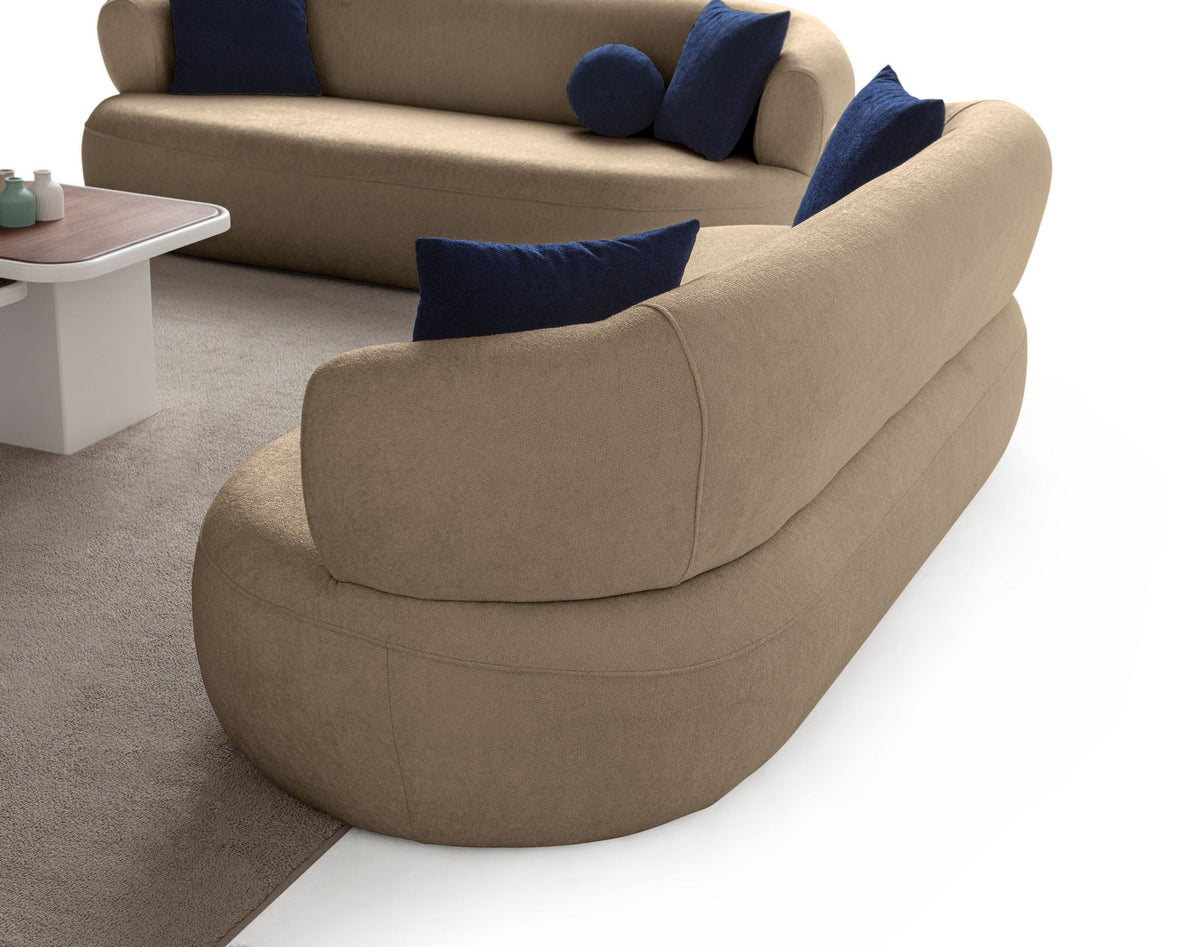 Foto eines 3-Sitzer Sofas in Mink mit Boucle-Stoffbezug, Kunststoffbeinen und zwei Kissen, Gestell aus Hainbuche und Spanplatte.
