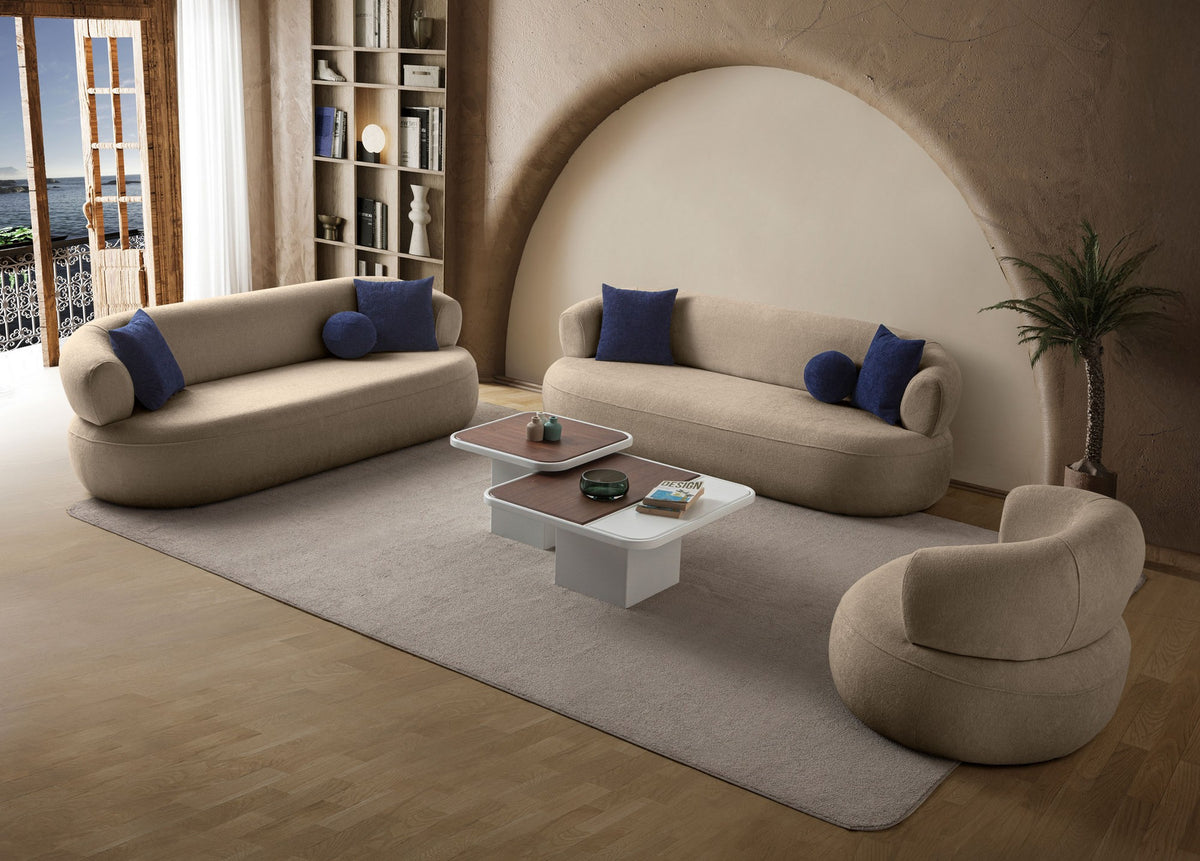 Foto eines 3-Sitzer Sofas in Mink mit Boucle-Stoffbezug, Kunststoffbeinen und zwei Kissen, Gestell aus Hainbuche und Spanplatte.