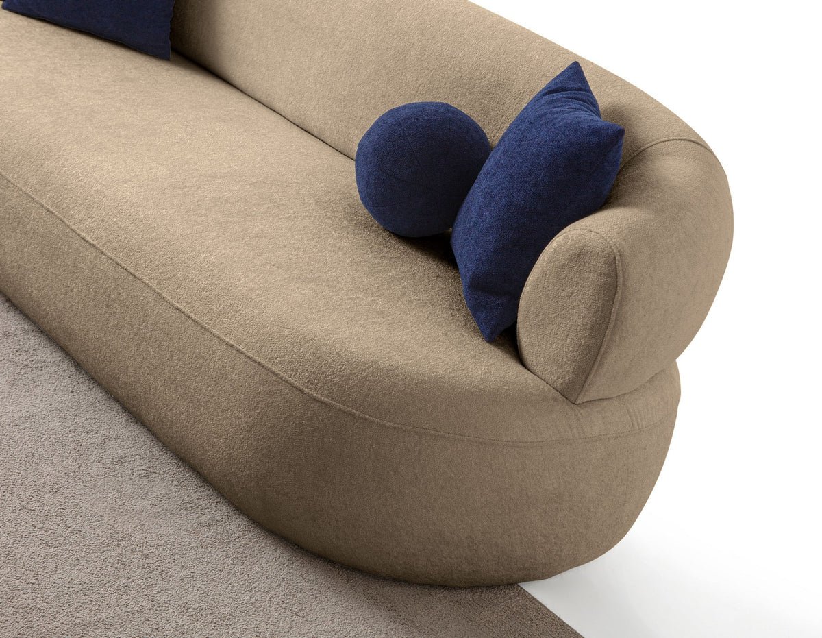 Foto eines 3-Sitzer Sofas in Mink mit Boucle-Stoffbezug, Kunststoffbeinen und zwei Kissen, Gestell aus Hainbuche und Spanplatte.