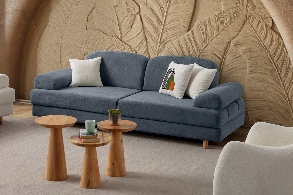 Blaues 3-Sitzer Schlafsofa Aries von Hanah Home mit Coco-Boucle-Stoff, Holzbeinen und drei Kissen, Frontalansicht im Wohnraum.