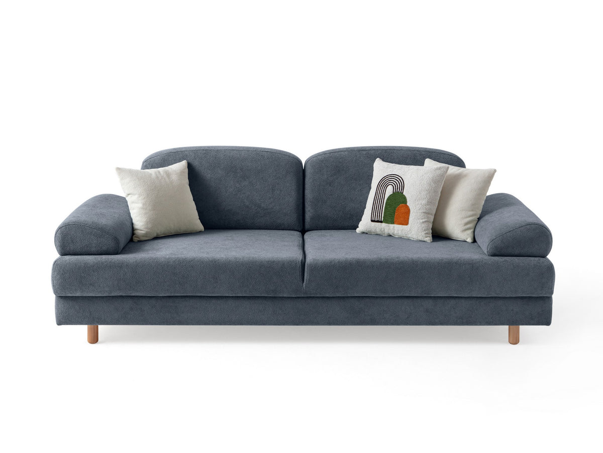 Blaues 3-Sitzer Schlafsofa Aries von Hanah Home mit Coco-Boucle-Stoff, Holzbeinen und drei Kissen, Frontalansicht im Wohnraum.
