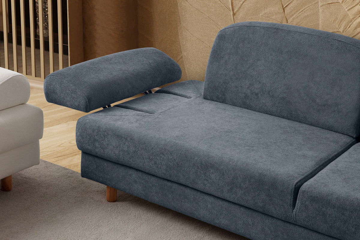Blaues 3-Sitzer Schlafsofa Aries von Hanah Home mit Coco-Boucle-Stoff, Holzbeinen und drei Kissen, Frontalansicht im Wohnraum.