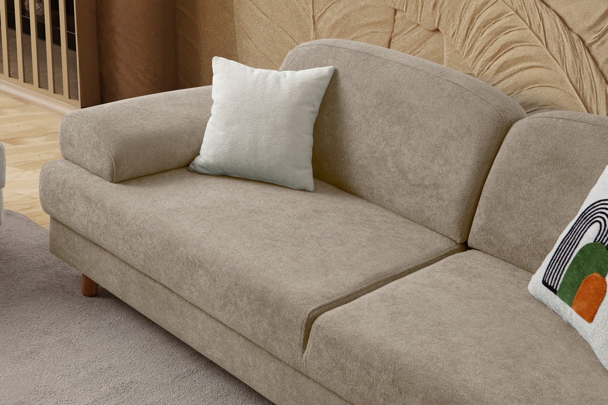 Beiges 3-Sitzer Sofa mit Coco-Boucle-Stoffbezug, Holzbeinen und drei Kissen, seitliche Ansicht auf hellem Hintergrund.
