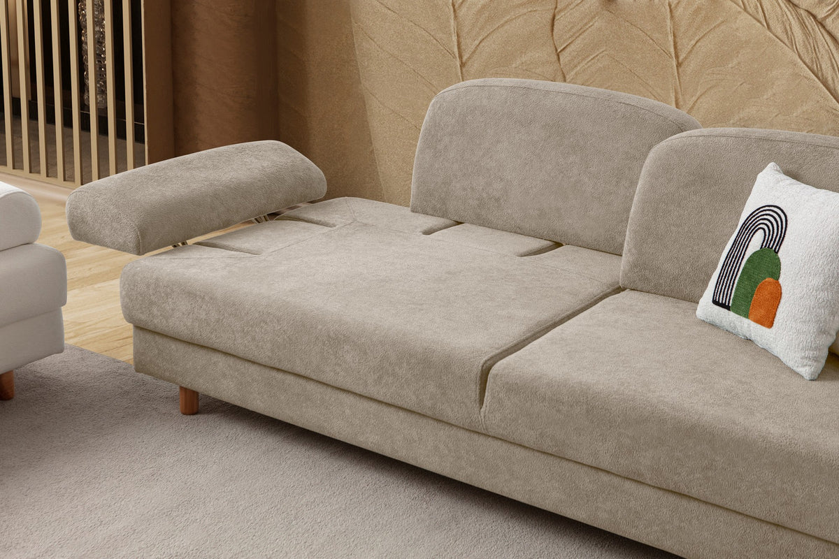 Beiges 3-Sitzer Sofa mit Coco-Boucle-Stoffbezug, Holzbeinen und drei Kissen, seitliche Ansicht auf hellem Hintergrund.