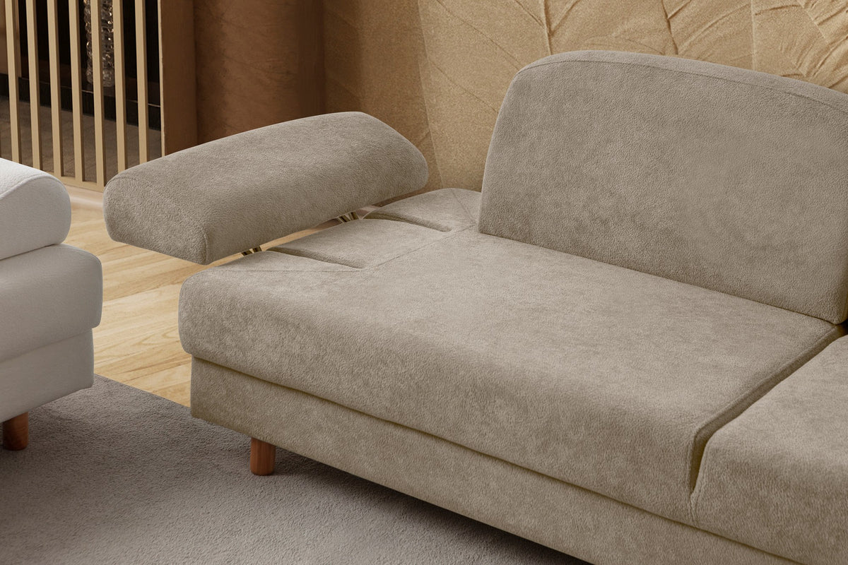 Beiges 3-Sitzer Sofa mit Coco-Boucle-Stoffbezug, Holzbeinen und drei Kissen, seitliche Ansicht auf hellem Hintergrund.