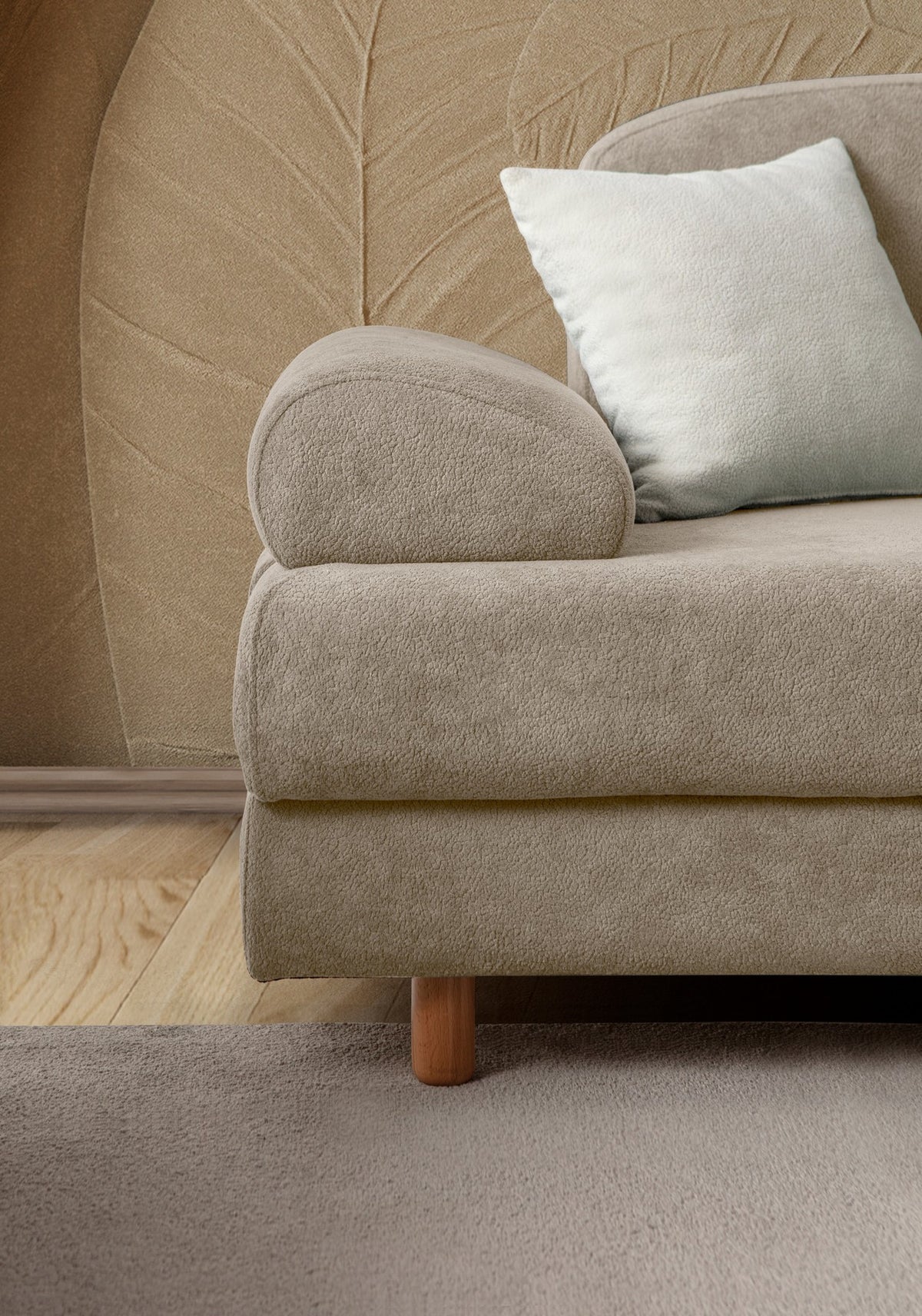 Beiges 3-Sitzer Sofa mit Coco-Boucle-Stoffbezug, Holzbeinen und drei Kissen, seitliche Ansicht auf hellem Hintergrund.