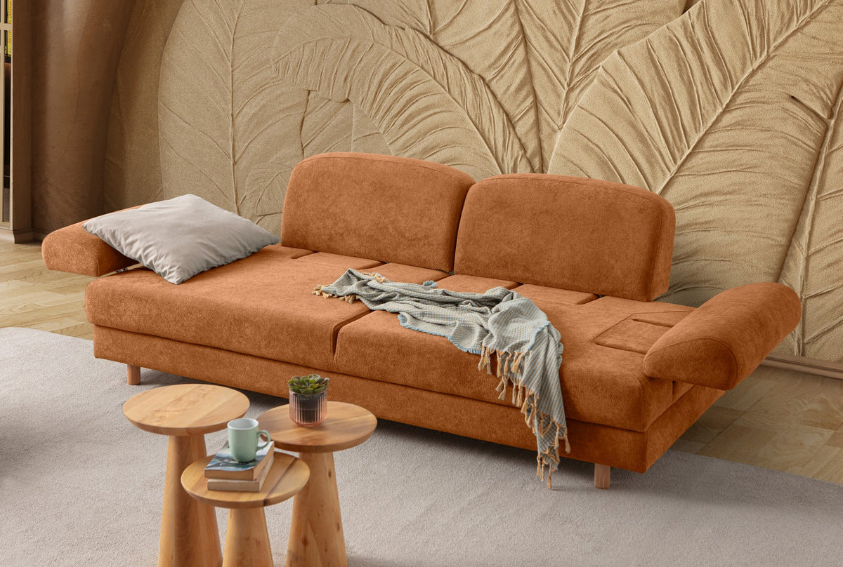 Orangefarbenes 3-Sitzer-Schlafsofa mit Coco-Boucle-Stoffbezug, Holzbeinen und drei Kissen, aufgenommen im Wohnzimmer-Ambiente.
