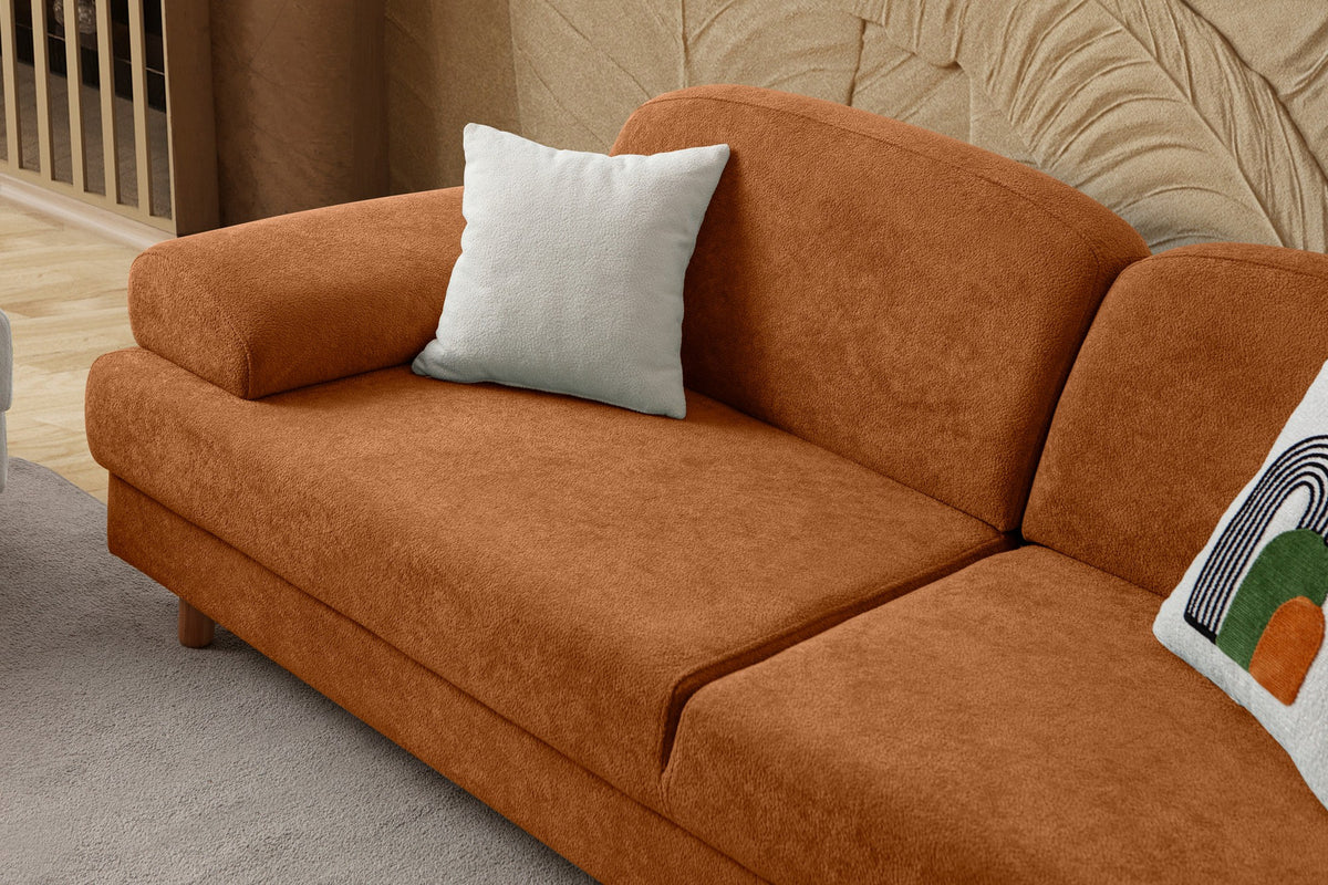 Orangefarbenes 3-Sitzer-Schlafsofa mit Coco-Boucle-Stoffbezug, Holzbeinen und drei Kissen, aufgenommen im Wohnzimmer-Ambiente.
