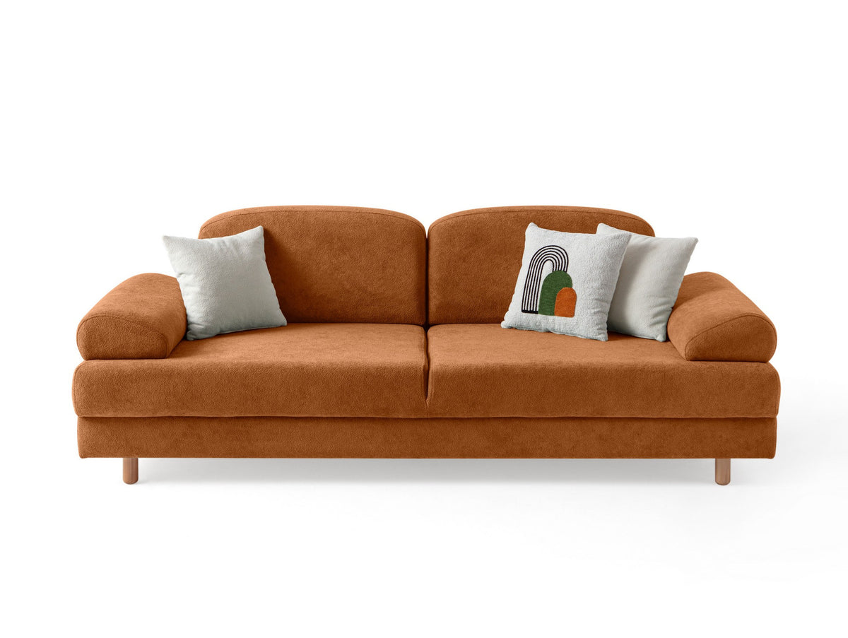 Orangefarbenes 3-Sitzer-Schlafsofa mit Coco-Boucle-Stoffbezug, Holzbeinen und drei Kissen, aufgenommen im Wohnzimmer-Ambiente.