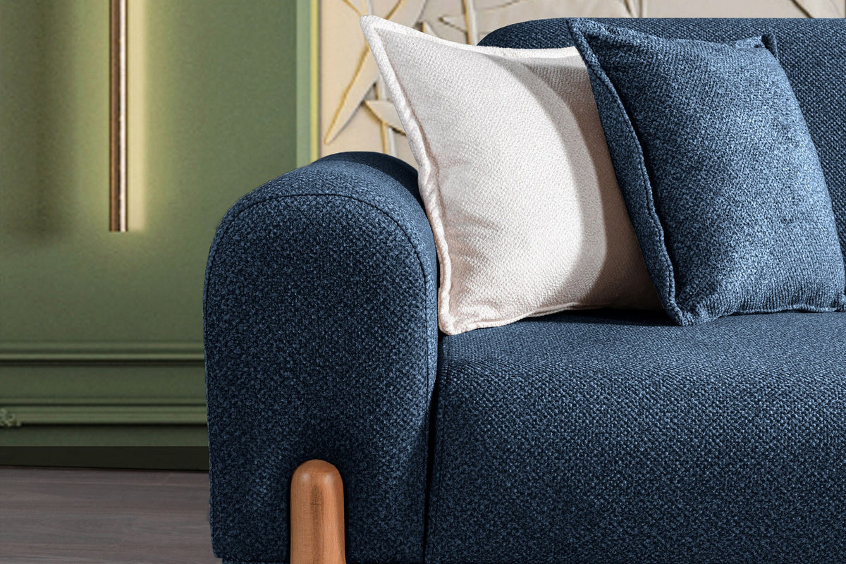 Marineblaues 3-Sitzer Schlafsofa Class Bohem mit flauschigem Bouclé-Bezug, Holzbeinen und vier Kissen, fotografiert auf hellem Hintergrund.