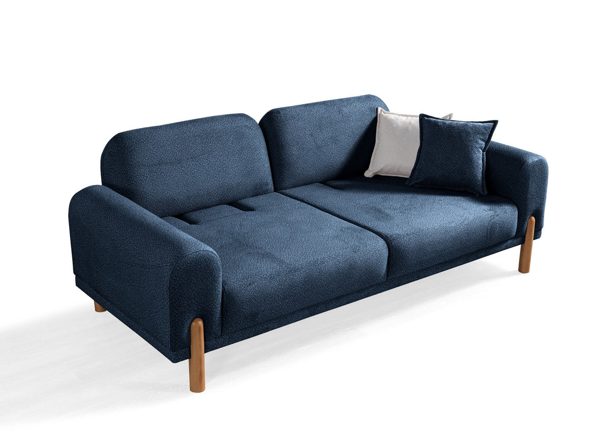 Marineblaues 3-Sitzer Schlafsofa Class Bohem mit flauschigem Bouclé-Bezug, Holzbeinen und vier Kissen, fotografiert auf hellem Hintergrund.