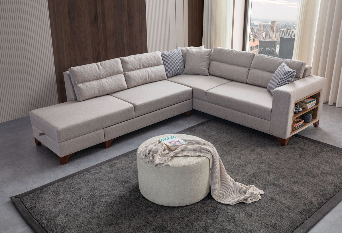 Cremefarbenes Eckschlafsofa T-Loft von Hanah Home mit Leinenstruktur-Stoffbezug, Kunststoffbeinen und acht dekorativen Kissen.