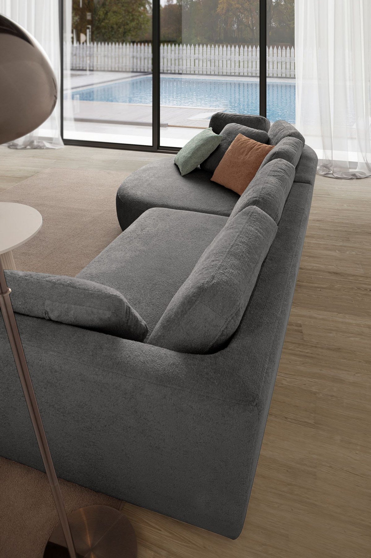 Anthrazitfarbenes Ecksofa Venezia links mit Lounge-Modul, 2-Sitzer-Modul, Kunststoffbeinen und neun Kissen, Polyesterstoff.