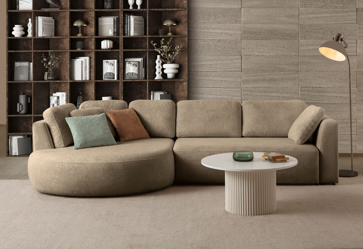 Braunes Ecksofa Venezia von Hanah Home mit Polyesterbezug, Hainbuchen-Gestell, sichtbaren Kunststoffbeinen und neun losen Kissen im Lounge-Modul.