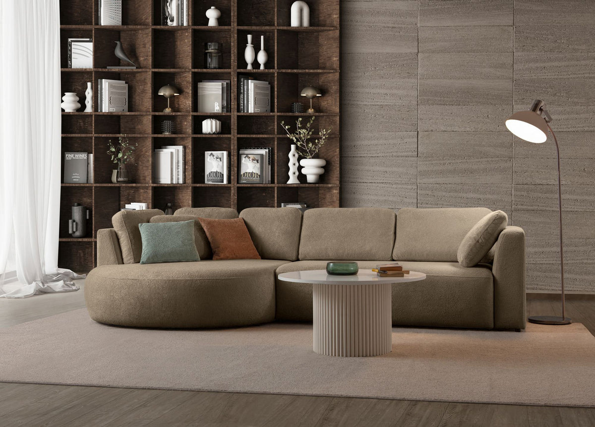 Braunes Ecksofa Venezia von Hanah Home mit Polyesterbezug, Hainbuchen-Gestell, sichtbaren Kunststoffbeinen und neun losen Kissen im Lounge-Modul.