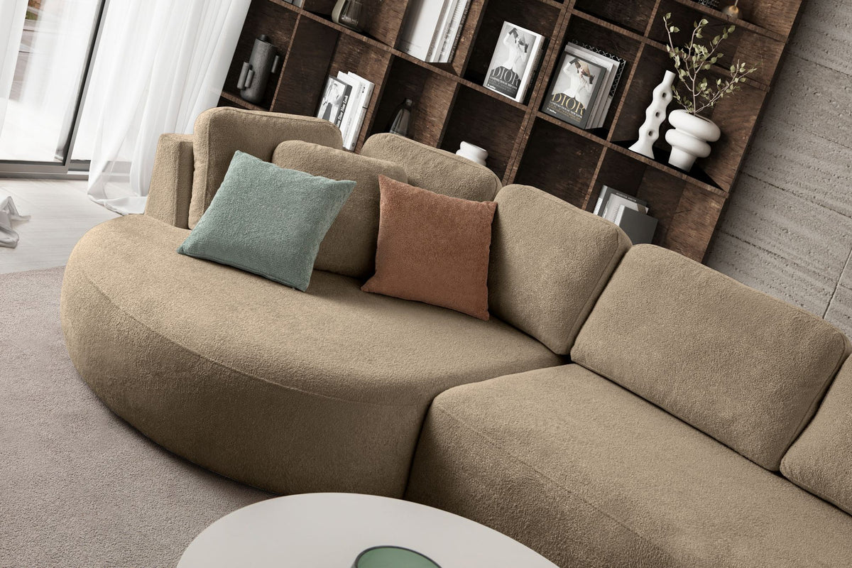 Braunes Ecksofa Venezia von Hanah Home mit Polyesterbezug, Hainbuchen-Gestell, sichtbaren Kunststoffbeinen und neun losen Kissen im Lounge-Modul.