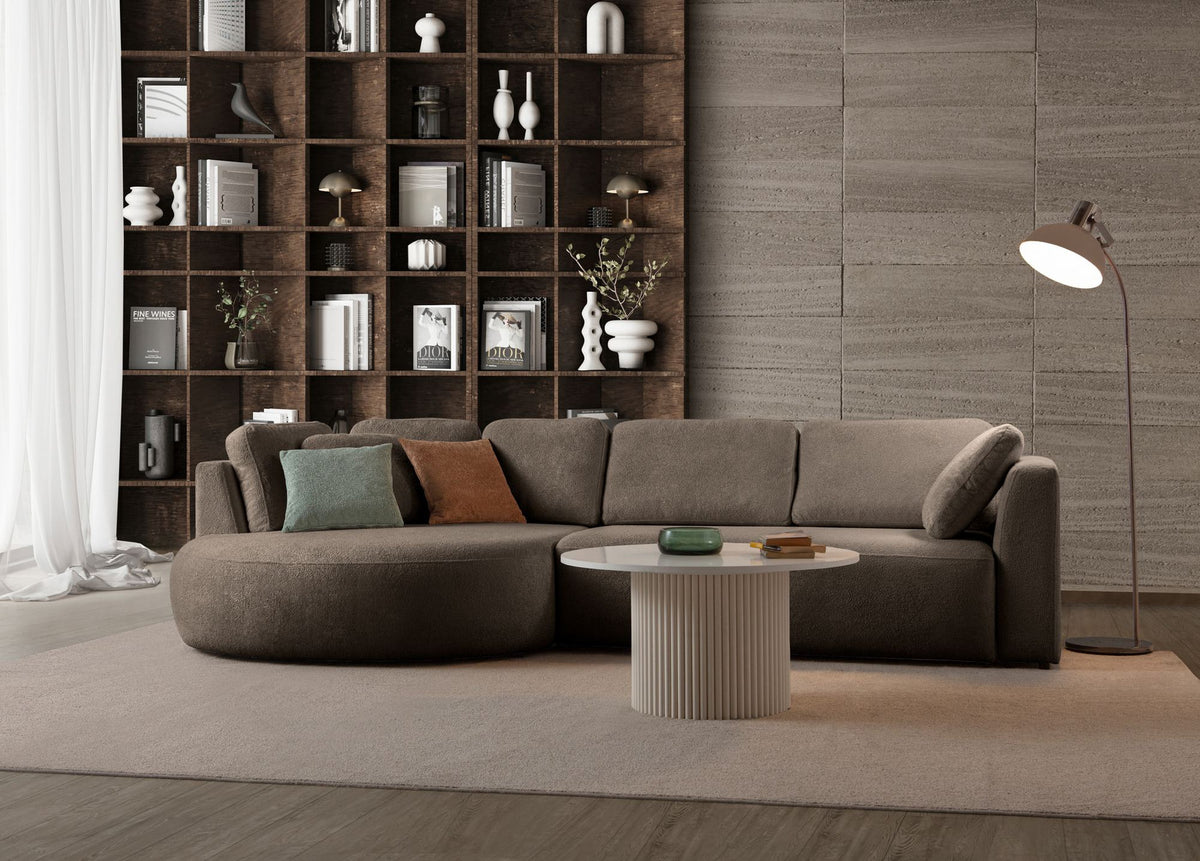 Dunkelbraunes Ecksofa Venezia mit Polyesterstoff, Kunststoffbeinen und neun Kissen, Eckform links, Loungemodul und 2-Sitzer-Modul kombiniert.