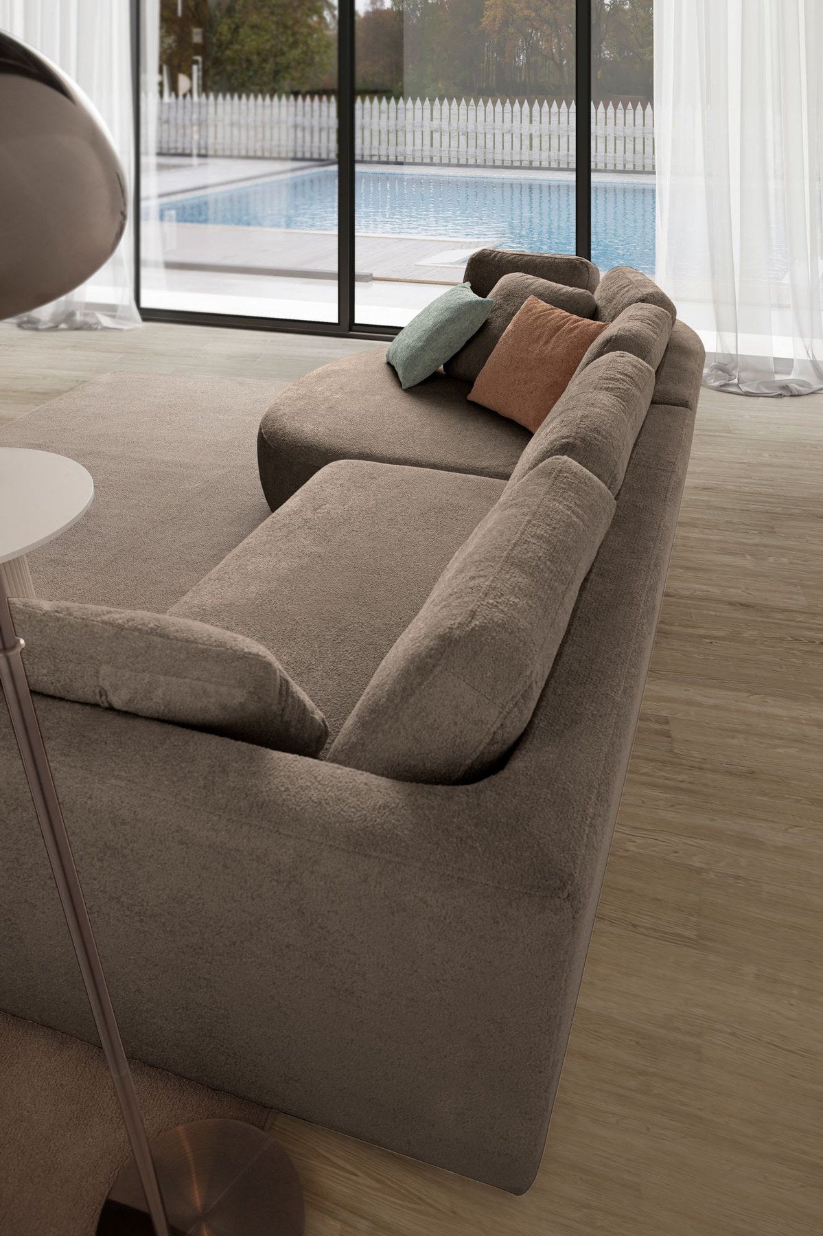 Dunkelbraunes Ecksofa Venezia mit Polyesterstoff, Kunststoffbeinen und neun Kissen, Eckform links, Loungemodul und 2-Sitzer-Modul kombiniert.