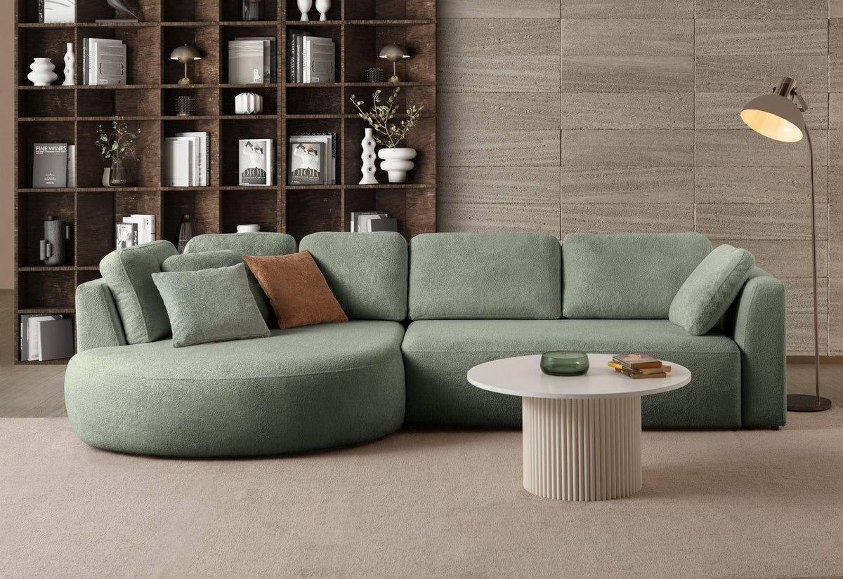 Grünes Ecksofa Venezia mit Lounge-Modul und 2-Sitzer-Modul, Polyesterstoff, Kunststoffbeinen, neun Kissen, Frontansicht.