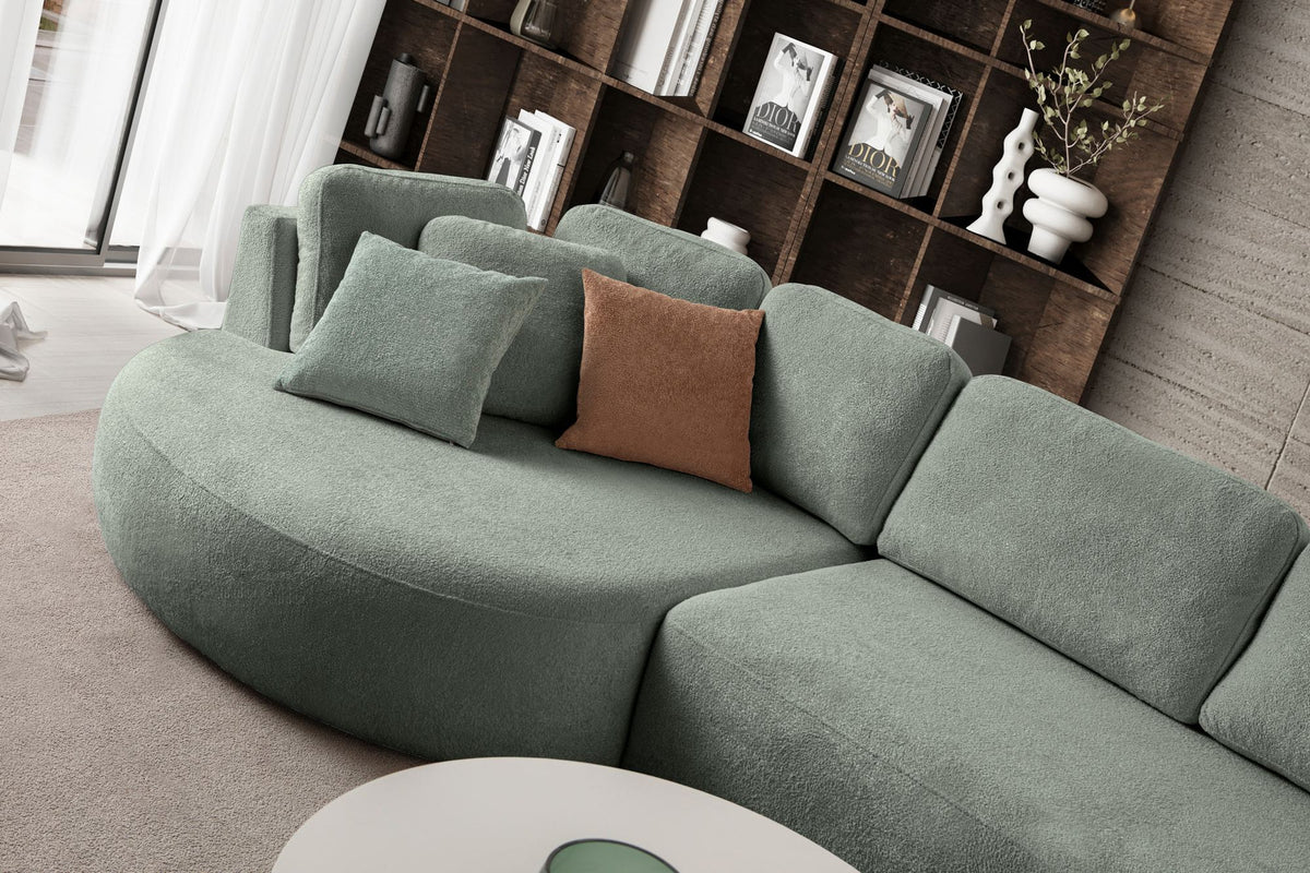 Grünes Ecksofa Venezia mit Lounge-Modul und 2-Sitzer-Modul, Polyesterstoff, Kunststoffbeinen, neun Kissen, Frontansicht.