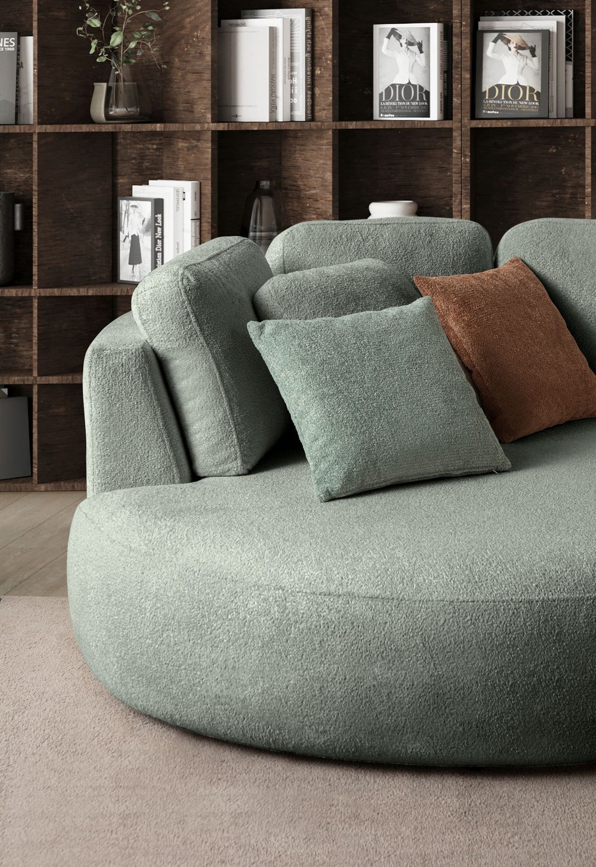 Grünes Ecksofa Venezia mit Lounge-Modul und 2-Sitzer-Modul, Polyesterstoff, Kunststoffbeinen, neun Kissen, Frontansicht.