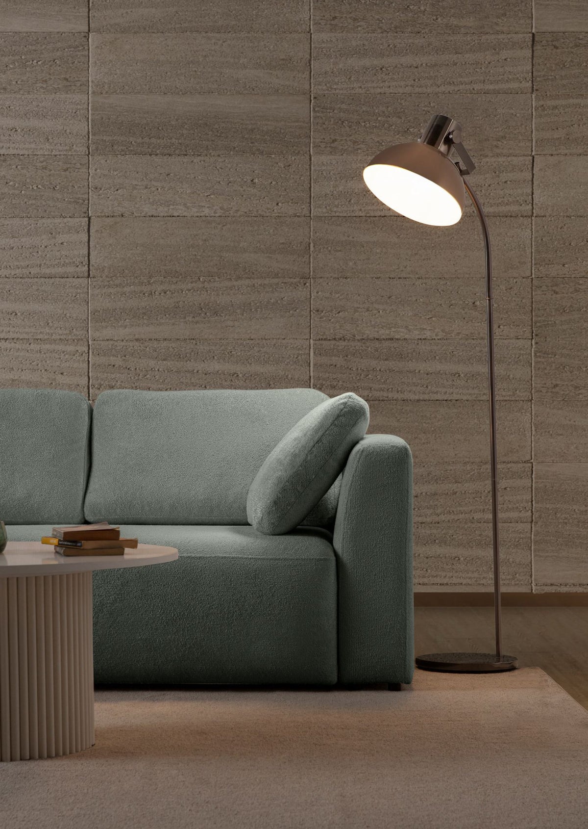Grünes Ecksofa Venezia mit Lounge-Modul und 2-Sitzer-Modul, Polyesterstoff, Kunststoffbeinen, neun Kissen, Frontansicht.