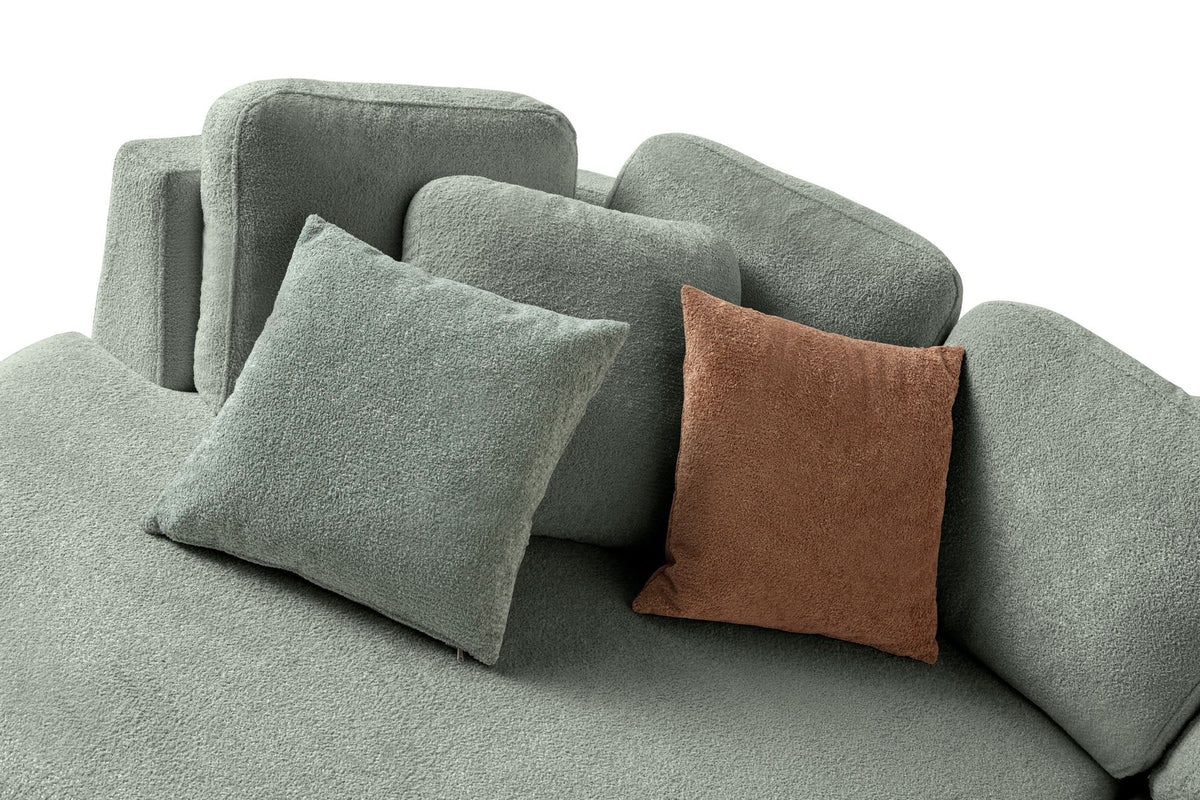 Grünes Ecksofa Venezia mit Lounge-Modul und 2-Sitzer-Modul, Polyesterstoff, Kunststoffbeinen, neun Kissen, Frontansicht.
