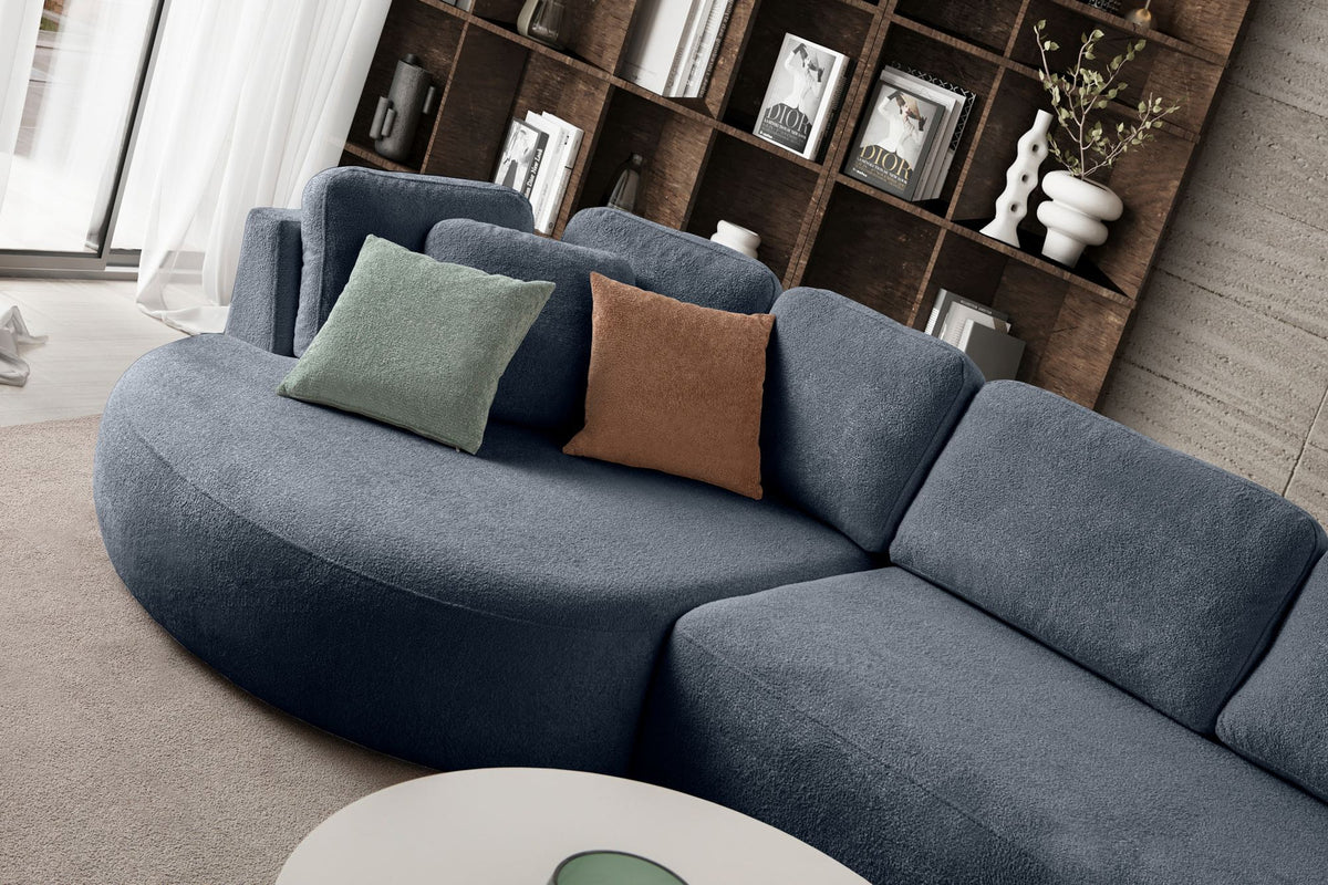 Marineblaues Ecksofa Venezia mit Polyesterbezug, Hainbuchen-Gestell, Kunststoffbeinen und neun losen Kissen, Loungemodul links.