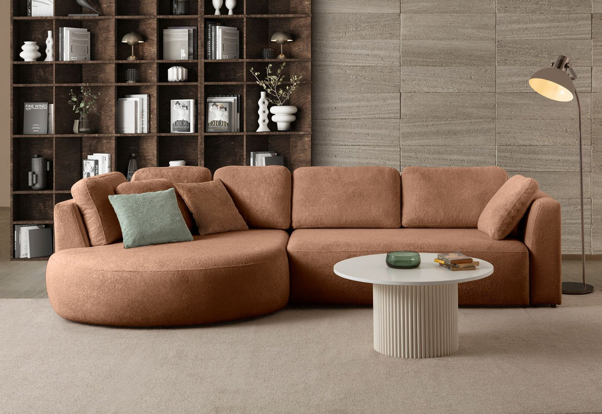 Ecksofa links in Nerzfarbe mit Polyesterbezug, Hainbuchengestell, abnehmbarem Rückenkissen und neun losen Kissen, Kunststoffbeine sichtbar.