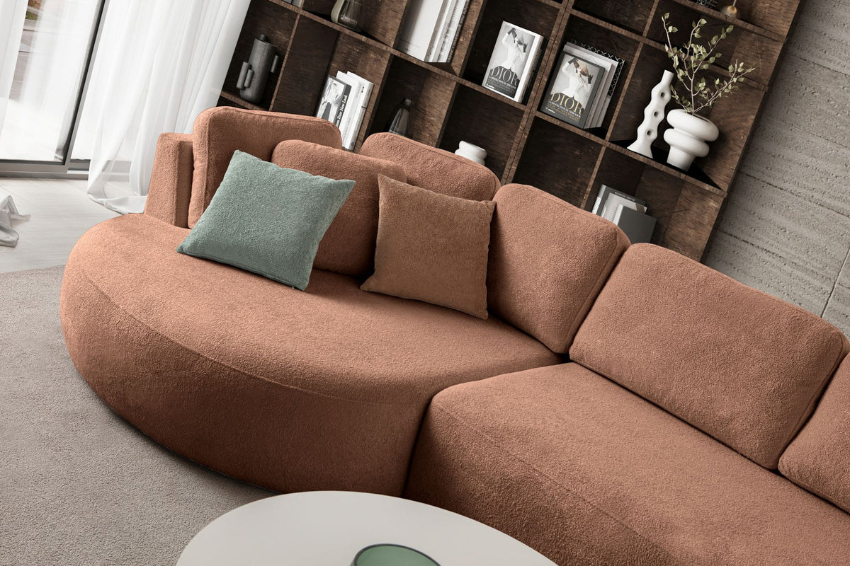 Ecksofa links in Nerzfarbe mit Polyesterbezug, Hainbuchengestell, abnehmbarem Rückenkissen und neun losen Kissen, Kunststoffbeine sichtbar.