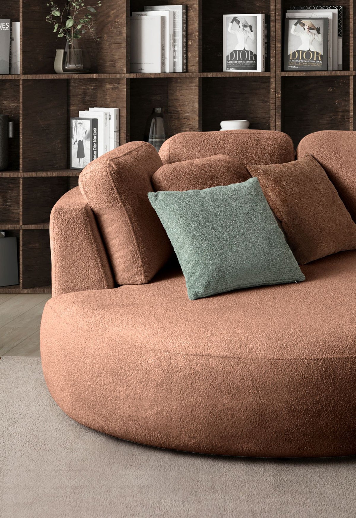Ecksofa links in Nerzfarbe mit Polyesterbezug, Hainbuchengestell, abnehmbarem Rückenkissen und neun losen Kissen, Kunststoffbeine sichtbar.