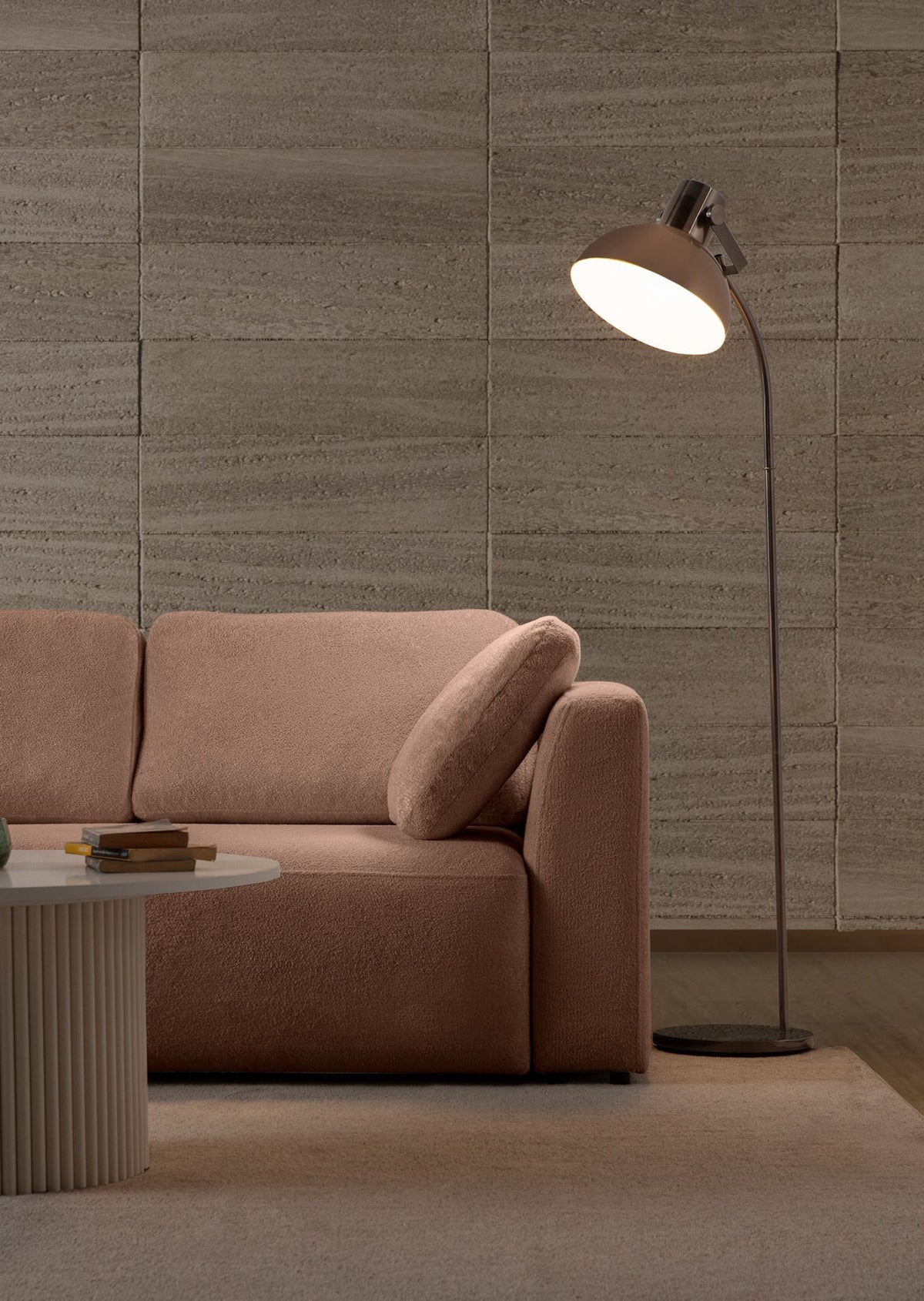 Ecksofa links in Nerzfarbe mit Polyesterbezug, Hainbuchengestell, abnehmbarem Rückenkissen und neun losen Kissen, Kunststoffbeine sichtbar.