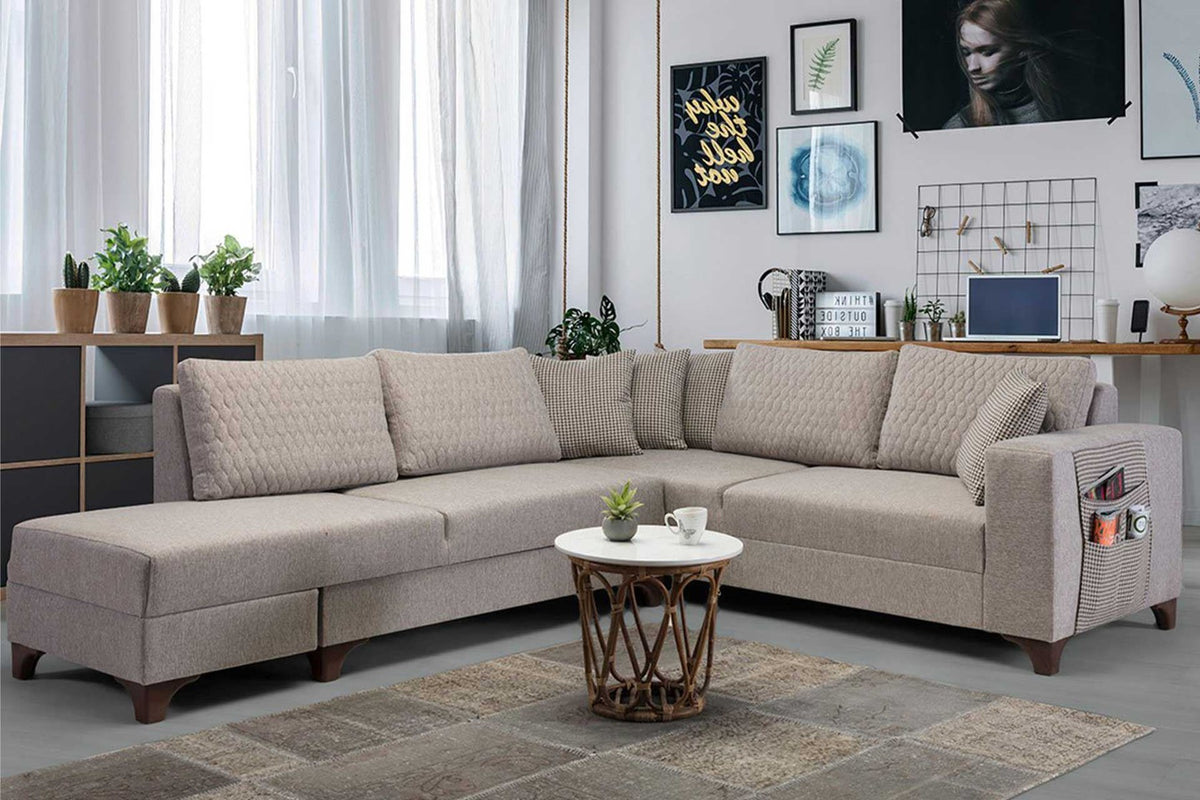 Cremefarbenes Eckschlafsofa Loft von Hanah Home mit Leinenstruktur-Stoff, Kunststoffbeinen und mehreren losen Kissen im Wohnbereich.