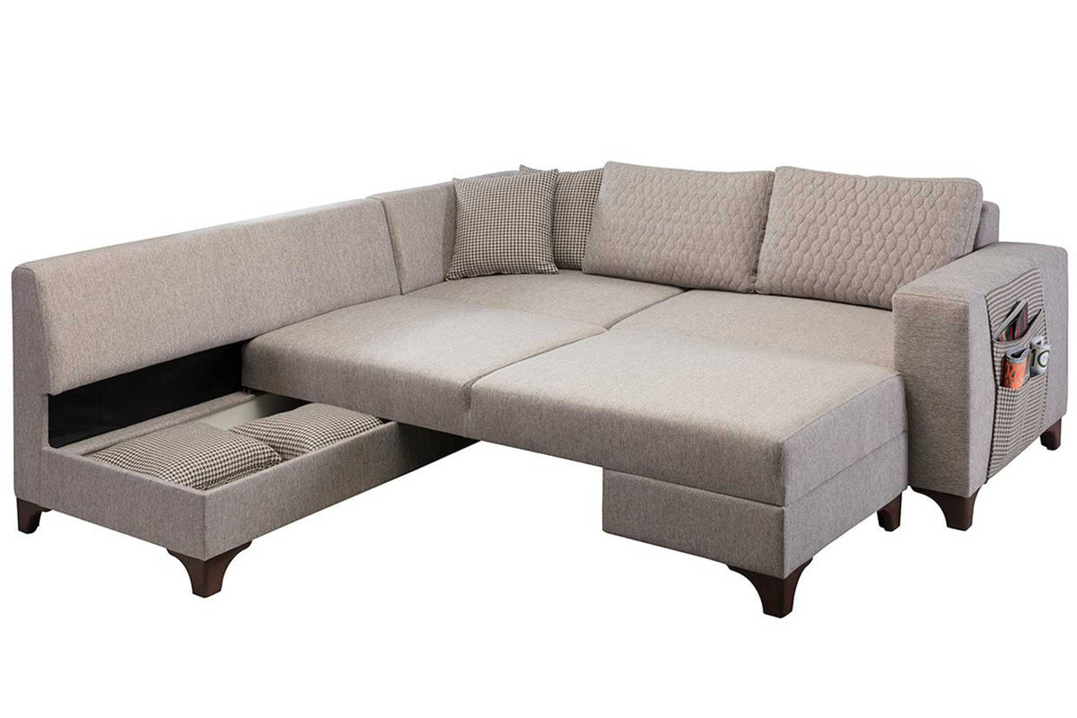 Cremefarbenes Eckschlafsofa Loft von Hanah Home mit Leinenstruktur-Stoff, Kunststoffbeinen und mehreren losen Kissen im Wohnbereich.
