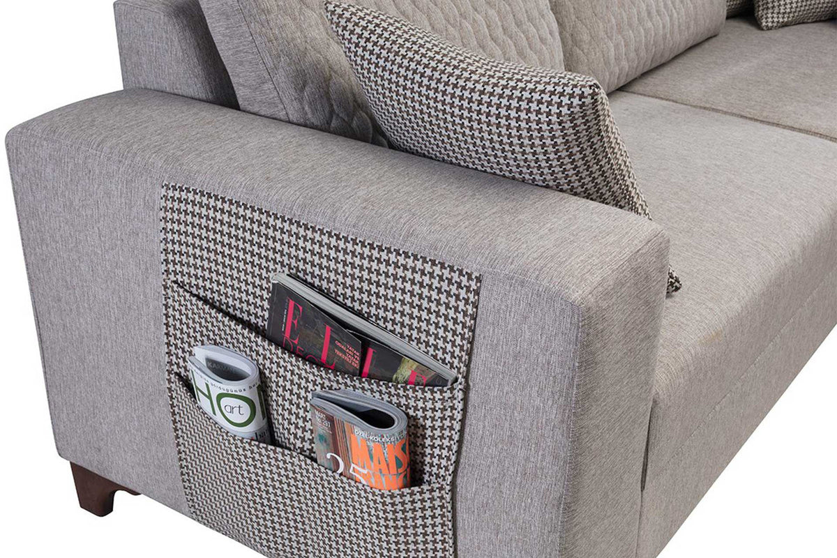 Cremefarbenes Eckschlafsofa Loft von Hanah Home mit Leinenstruktur-Stoff, Kunststoffbeinen und mehreren losen Kissen im Wohnbereich.