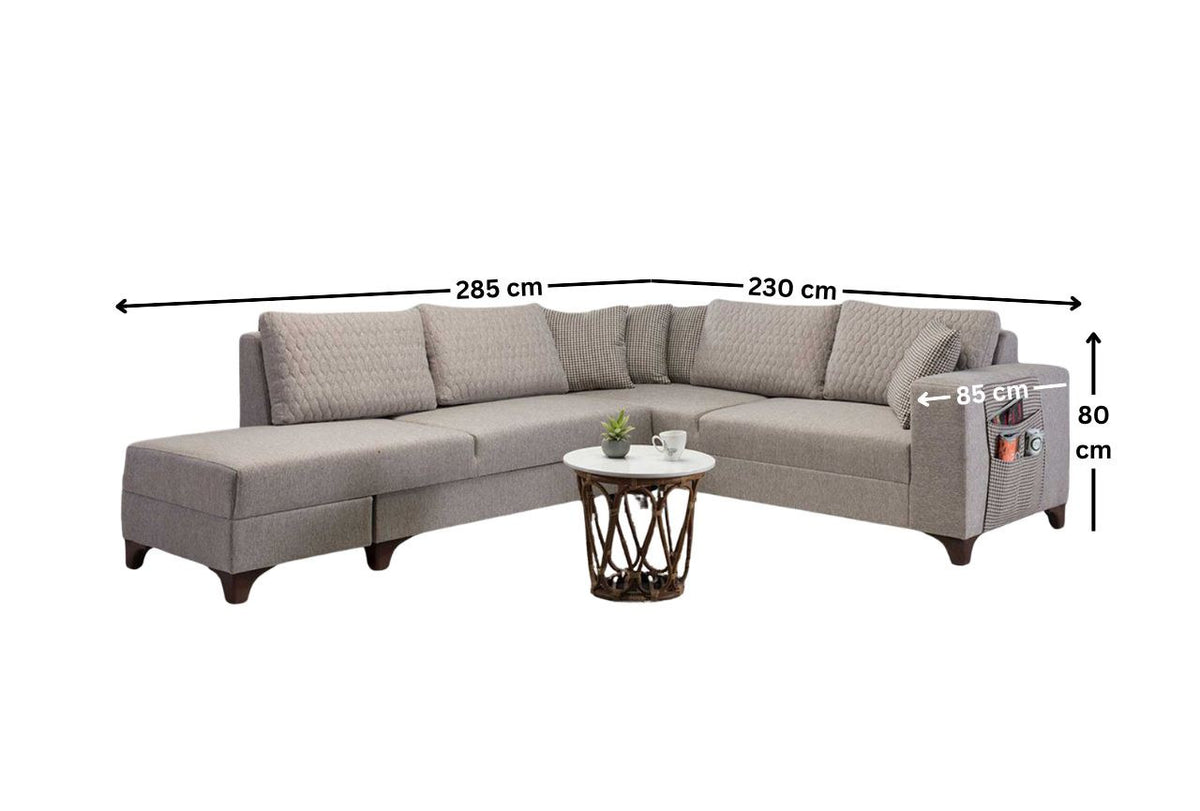 Cremefarbenes Eckschlafsofa Loft von Hanah Home mit Leinenstruktur-Stoff, Kunststoffbeinen und mehreren losen Kissen im Wohnbereich.