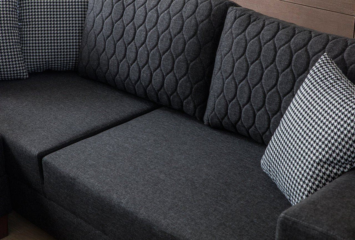 Eckschlafsofa links in Anthrazit von Hanah Home mit Leinenstruktur-Bezug, Kunststoffbeinen und acht Kissen im Wohnraum.