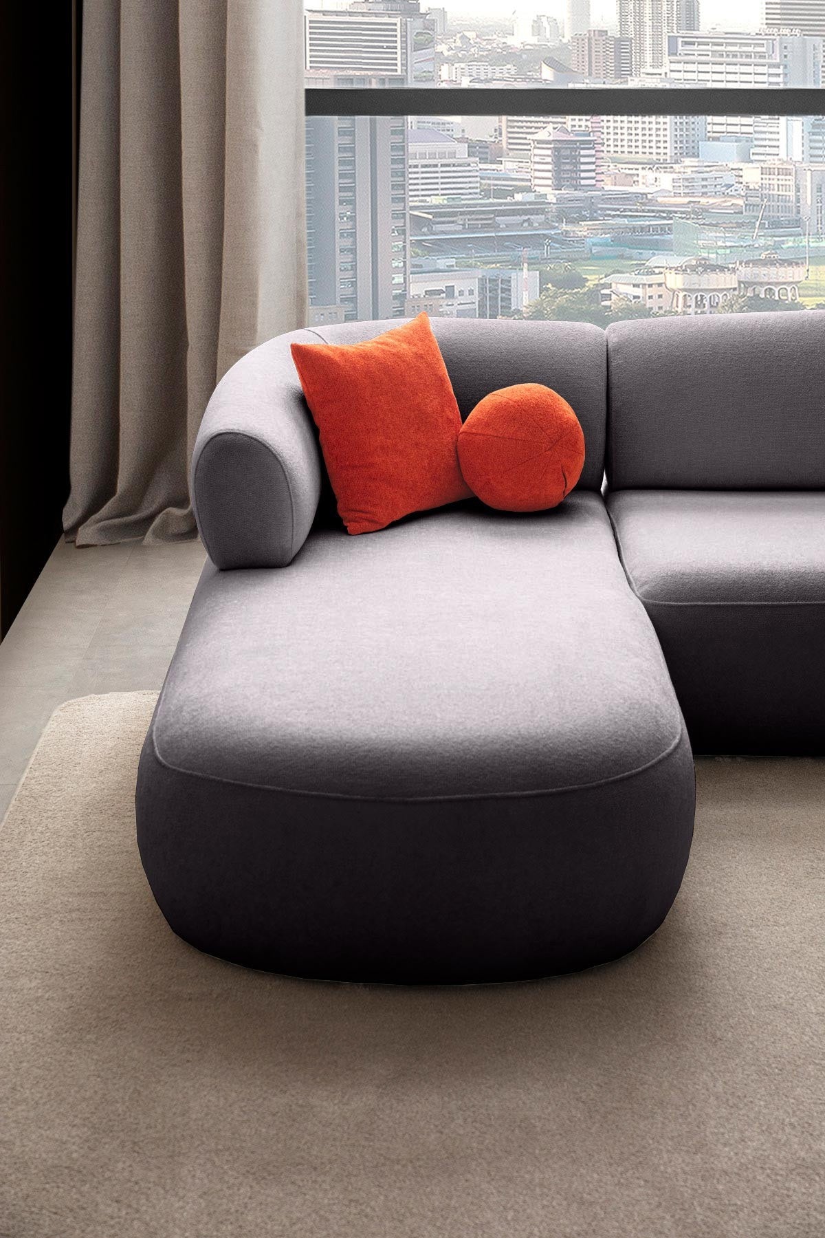 Dunkelgraues Ecksofa Roma von Hanah Home mit Boucle-Stoffbezug, Kunststoffbeinen und vier losen Kissen, links ausgerichtet.