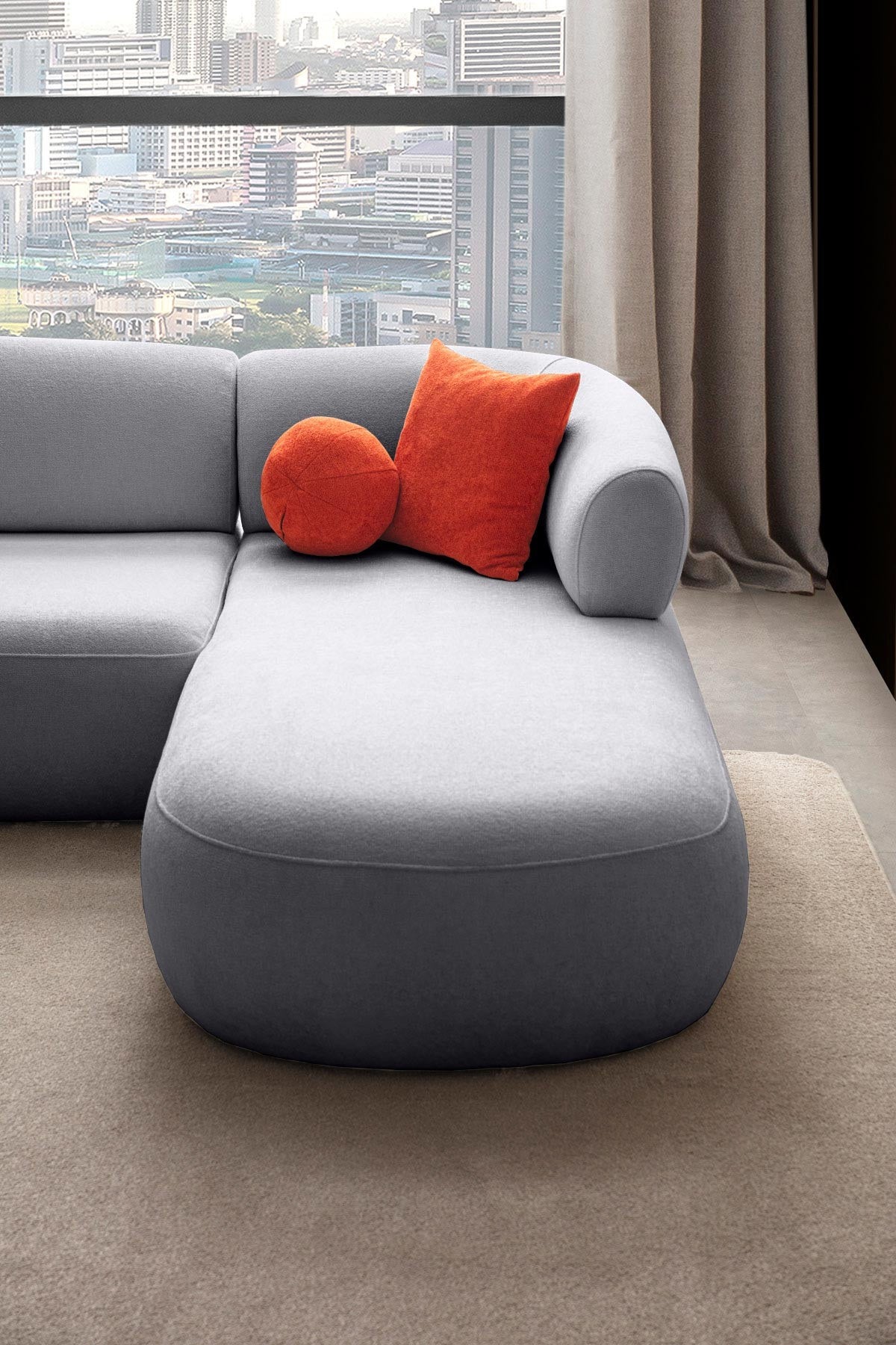 Graues Ecksofa Roma mit Boucle-Stoff-Bezug, Kunststoffbeinen und vier Kissen, rechte Sitzform, Gestell aus Hainbuche und Spanplatte.