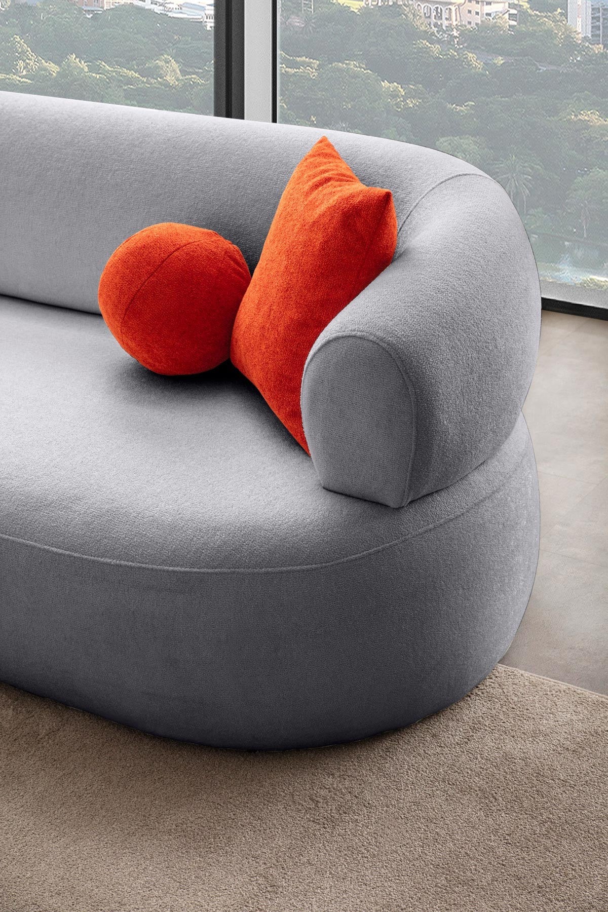 Graues Ecksofa links mit Boucle-Stoffbezug, Gestell aus Hainbuche und Spanplatte, Kunststoffbeinen und vier losen Kissen im Wohnzimmer.