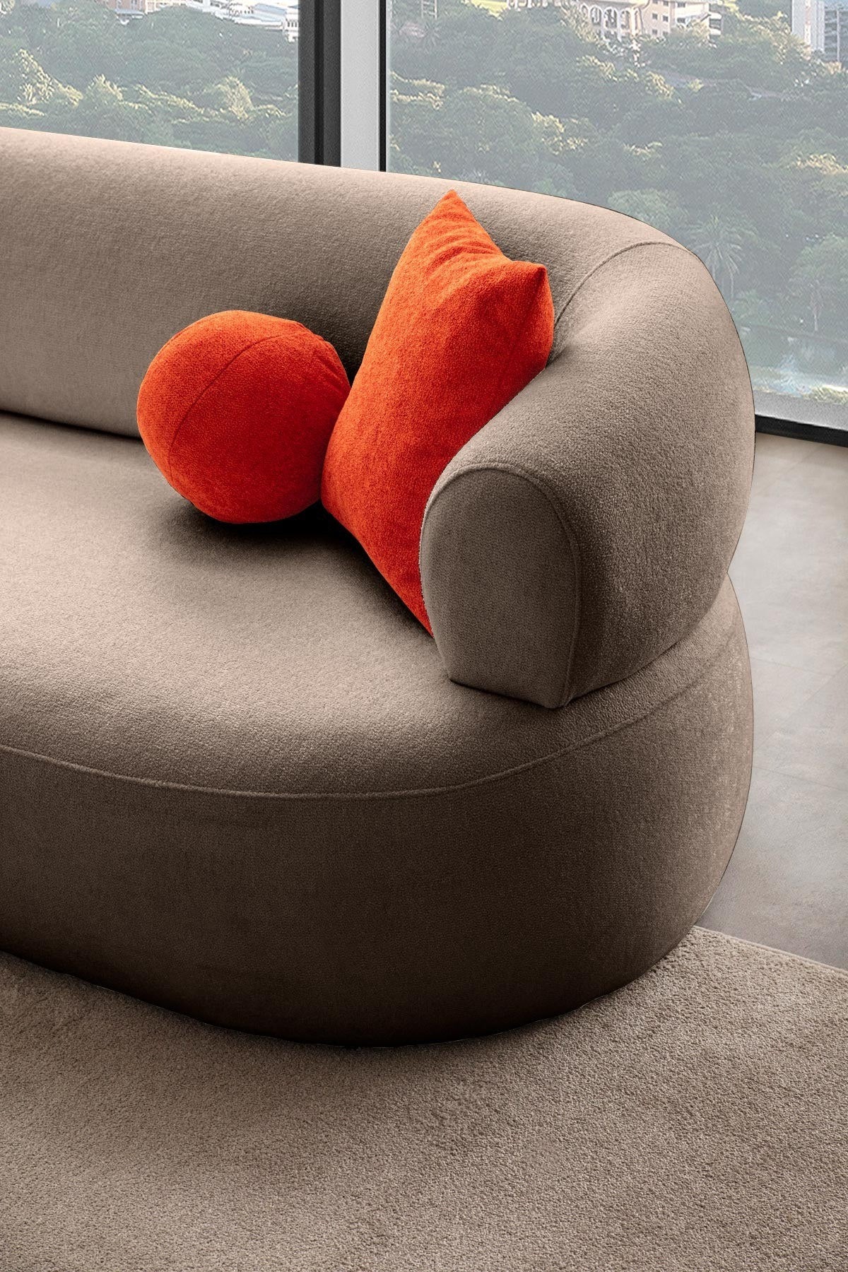 Bouclé-Ecksofa Roma in Mink von Hanah Home, Sitzfläche mit vier Kissen, Gestell aus Hainbuche und Kunststofffüssen.