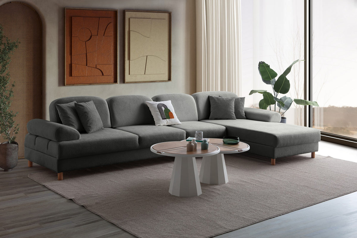 Anthrazitfarbenes Eck-Schlafsofa mit Coco-Boucle-Stoffbezug, Holzbeinen und rechter Truhe, fotografiert freistehend im Raum.