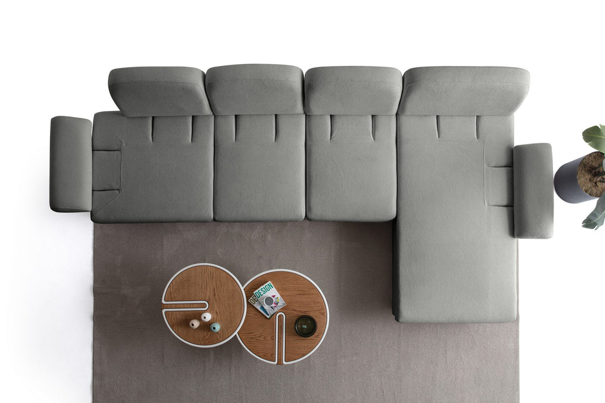 Anthrazitfarbenes Eck-Schlafsofa mit Coco-Boucle-Stoffbezug, Holzbeinen und rechter Truhe, fotografiert freistehend im Raum.