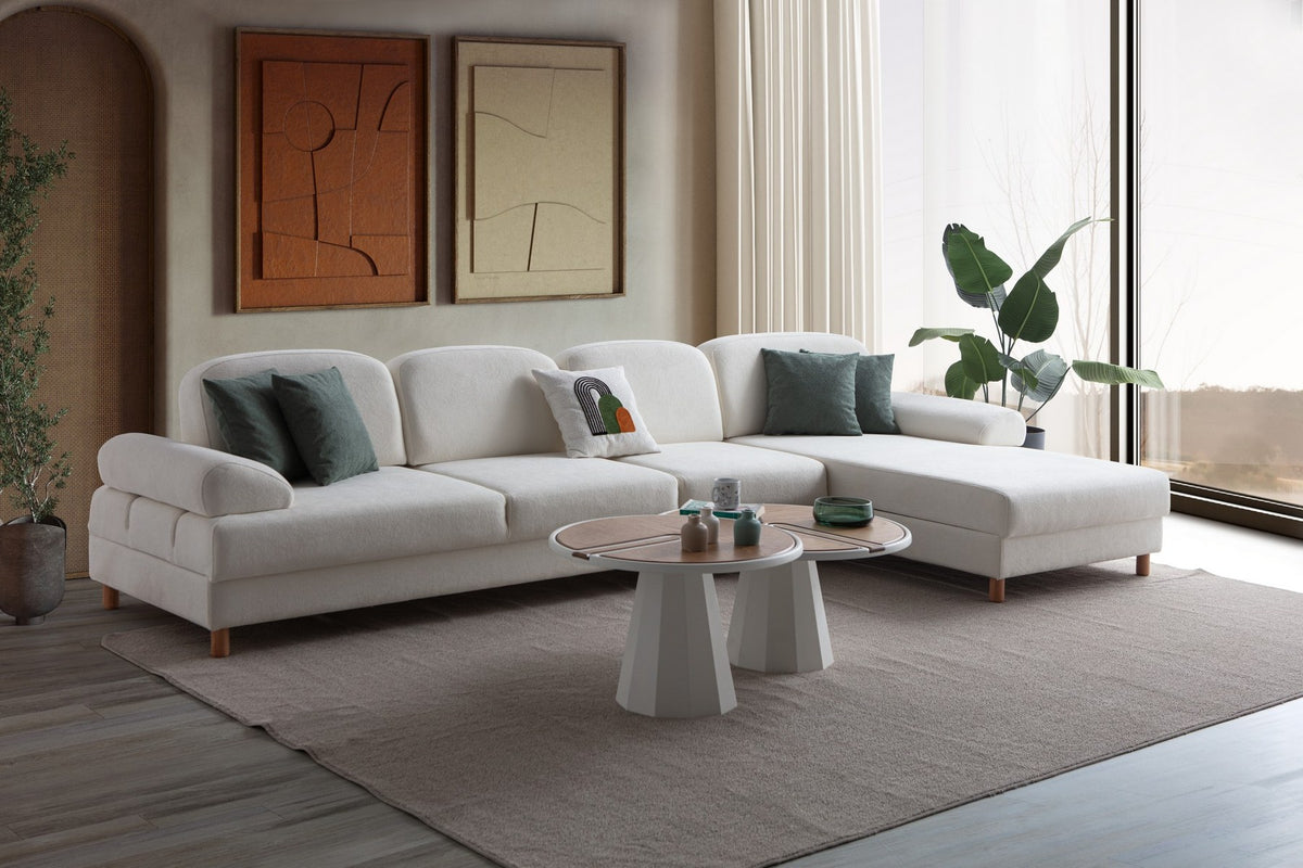 Weisses Eck-Schlafsofa Aries Relax Joker mit Coco-Boucle-Stoff, Holzbeinen und integrierter Aufbewahrungstruhe, rechte Ausführung, Ansicht von vorne.