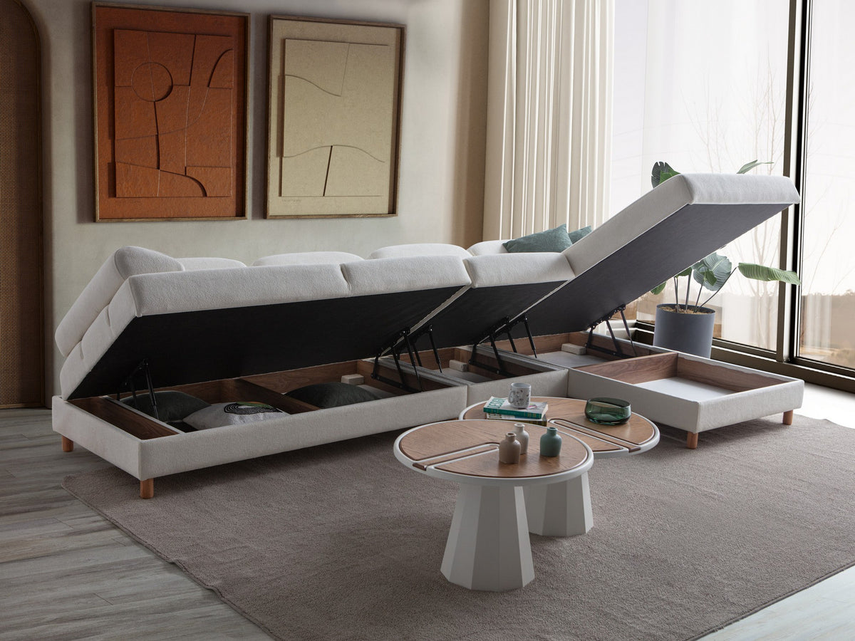 Weisses Eck-Schlafsofa Aries Relax Joker mit Coco-Boucle-Stoff, Holzbeinen und integrierter Aufbewahrungstruhe, rechte Ausführung, Ansicht von vorne.